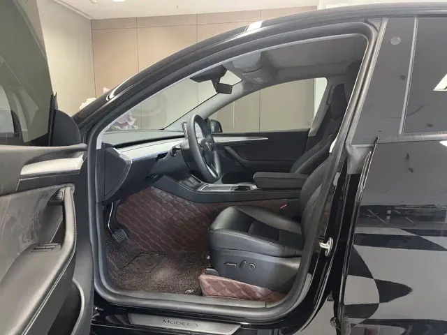 Tesla Model Y — Фото автомобиля 16