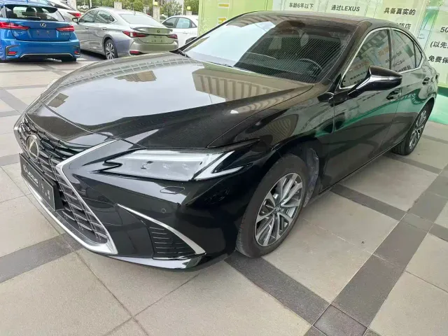 Фотография автомобиля — Lexus ES