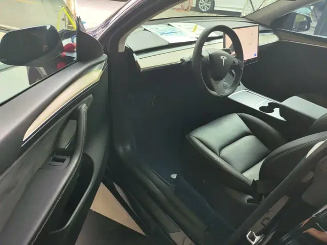Tesla Model Y — Фото автомобиля 15