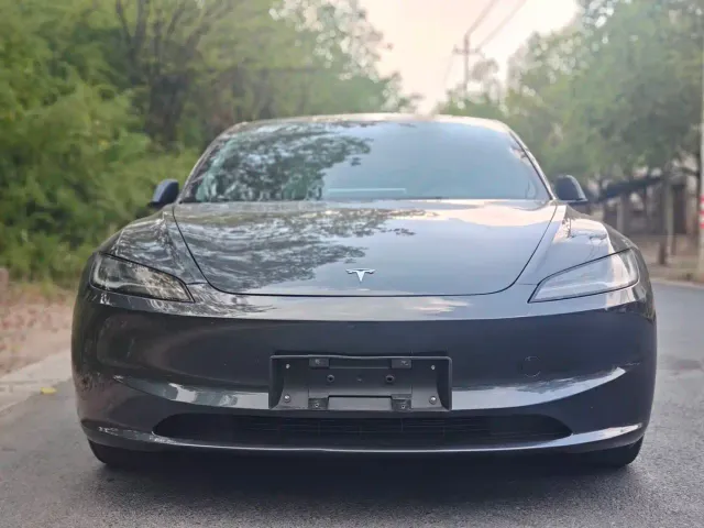 Tesla Model 3 — Фото автомобиля 2
