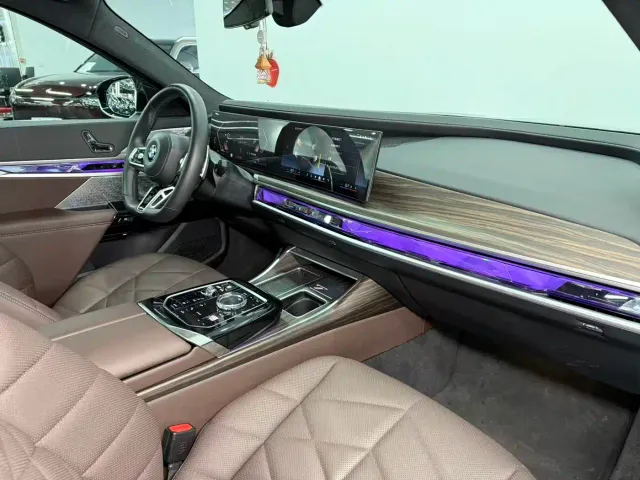 BMW 7 Series — Фото автомобиля 11
