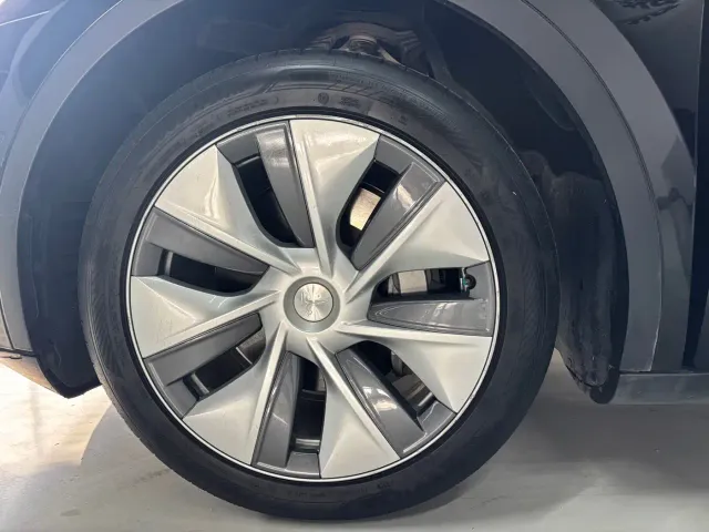 Tesla Model Y — Фото автомобиля 11