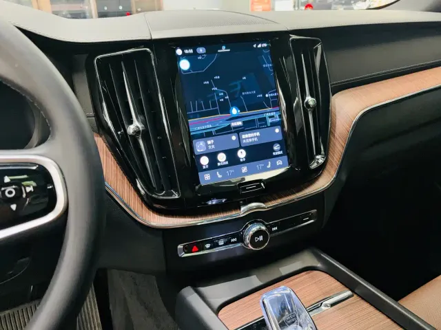 Volvo XC60 — Фото автомобиля 10