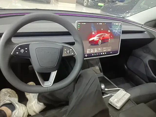 Tesla Model 3 — Фото автомобиля 9