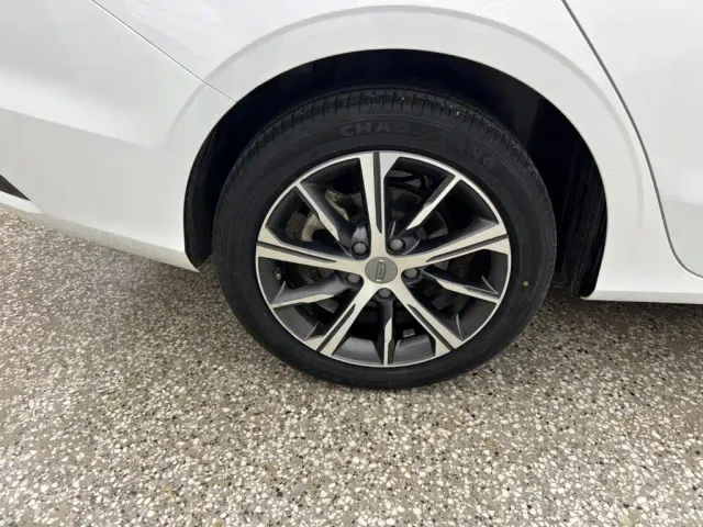 Geely Emgrand — Фото автомобиля 11