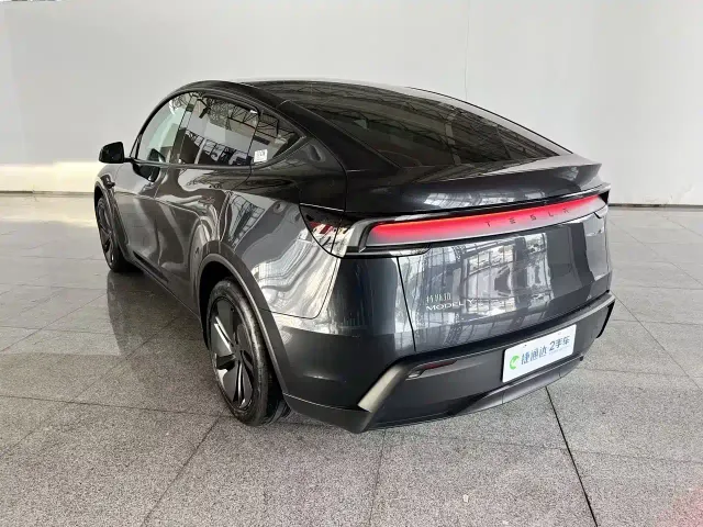 Tesla Model Y — Фото автомобиля 8