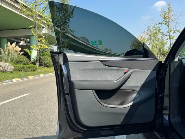 Tesla Model Y — Фото автомобиля 8