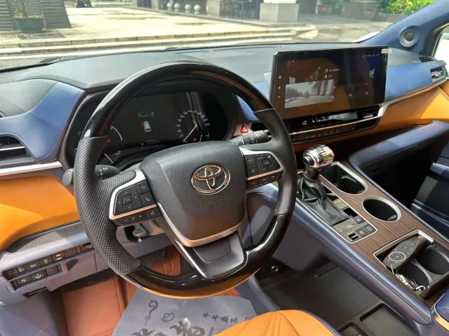 Toyota Sienna — Фото автомобиля 6