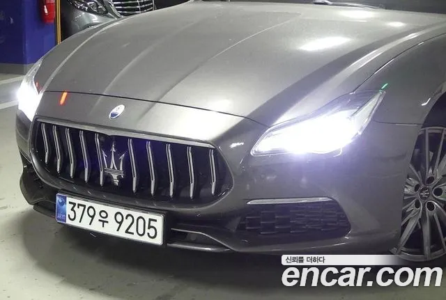 Фотография автомобиля — Maserati Quattroporte