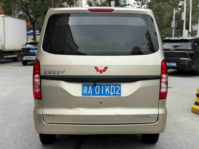 Wuling Hongguang V — Фото автомобиля 5