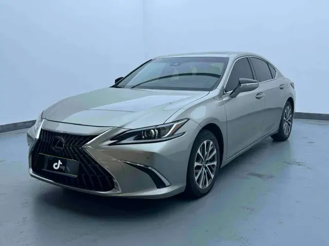 Фотография автомобиля — Lexus ES