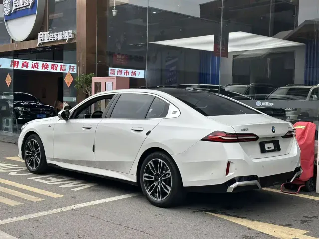 BMW 5 Series — Фото автомобиля 5