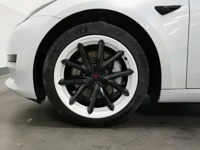 Tesla Model 3 — Фото автомобиля 17
