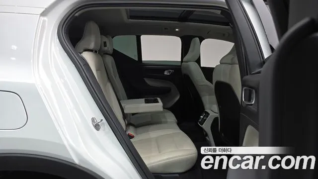 Вольво XC40 B4 Ultimate Bright — Фото автомобиля 11