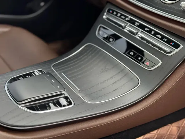 Mercedes-Benz E-Class — Фото автомобиля 16