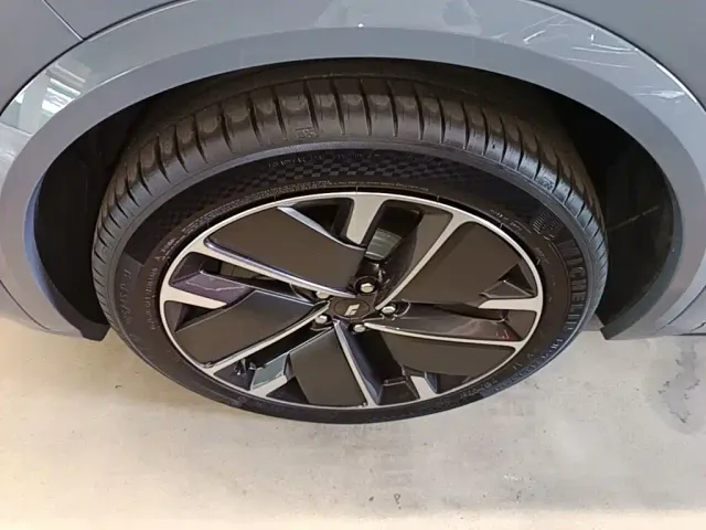 Li Auto L8 — Фото автомобиля 22