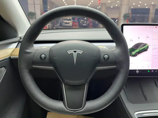 Tesla Model Y — Фото автомобиля 17