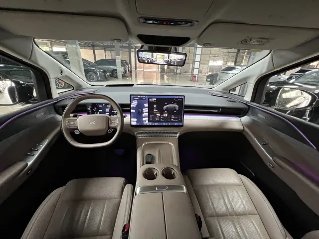Xpeng X9 — Фото автомобиля 11