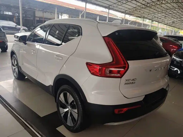 Volvo XC40 — Фото автомобиля 4