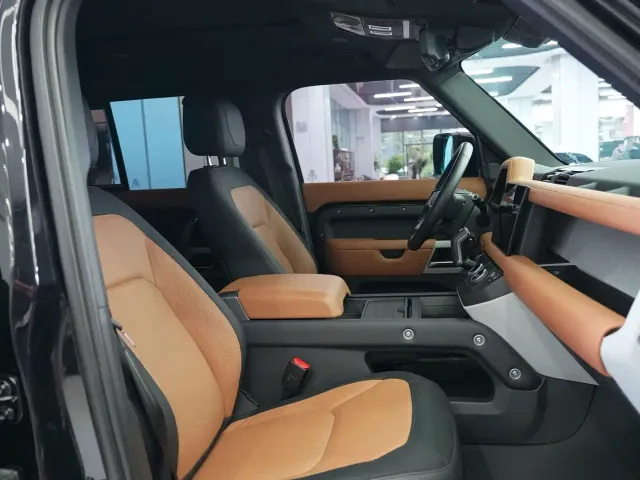 Land Rover Defender — Фото автомобиля 9