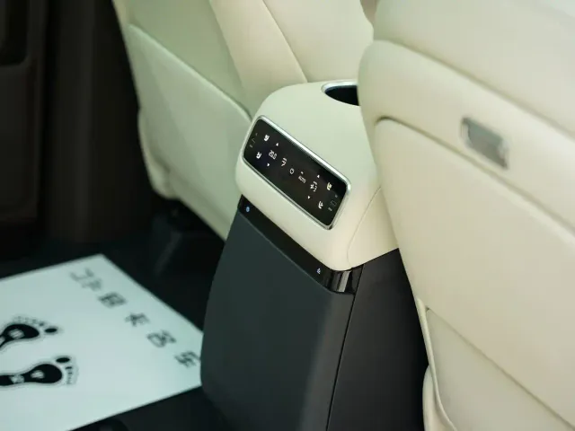 Li Auto MEGA — Фото автомобиля 14