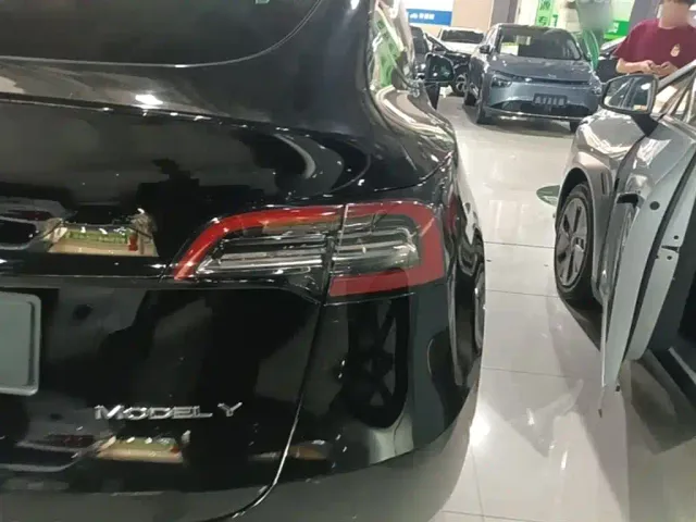 Tesla Model Y — Фото автомобиля 7