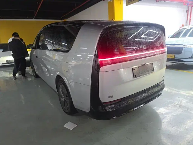 Li Auto MEGA — Фото автомобиля 4