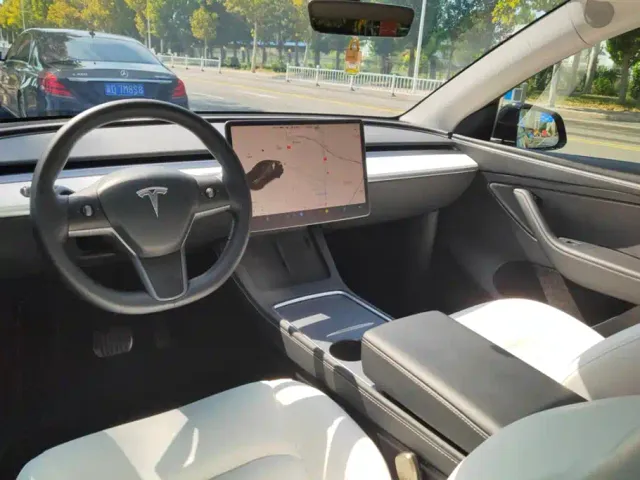 Tesla Model Y — Фото автомобиля 12