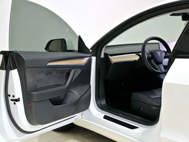 Tesla Model 3 — Фото автомобиля 8