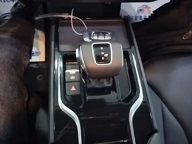 Hongqi E-QM5 — Фото автомобиля 13