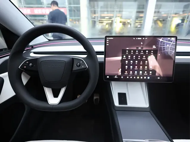 Tesla Model Y — Фото автомобиля 21
