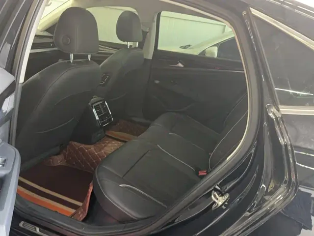 Volkswagen Passat — Фото автомобиля 13