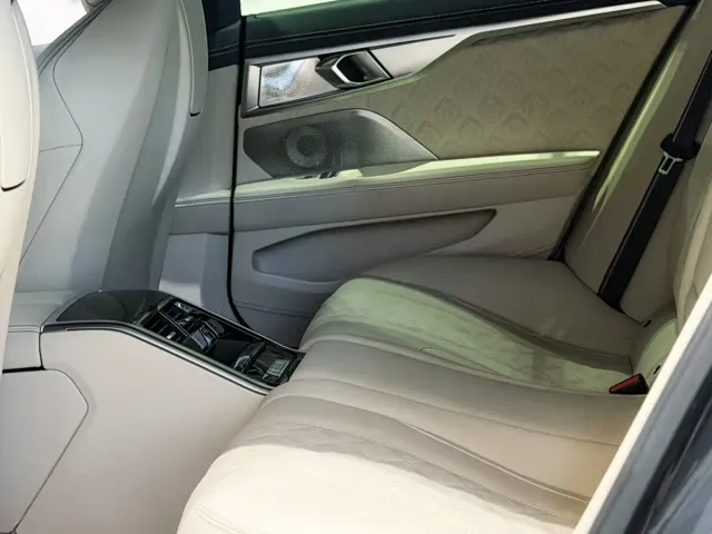 BMW M8 — Фото автомобиля 9