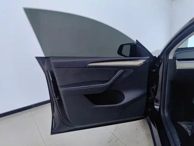 Tesla Model Y — Фото автомобиля 7