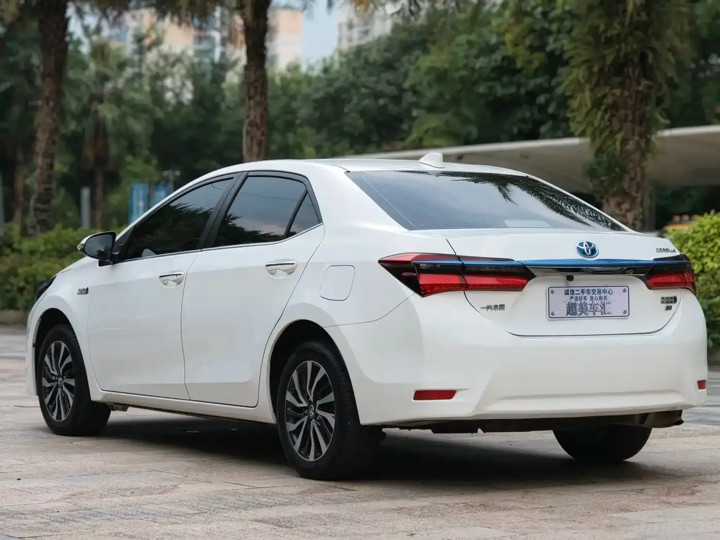 Toyota Corolla Twin Engine E+ 2020 1.8L E-CVT Comfort Edition — Фото автомобиля 4