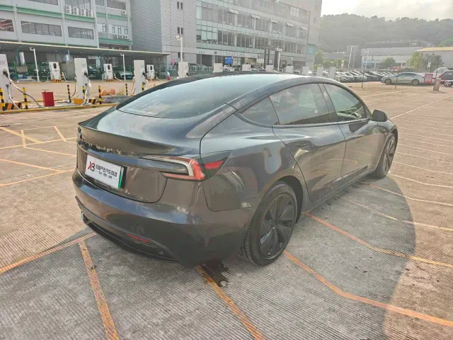Tesla Model 3 — Фото автомобиля 7