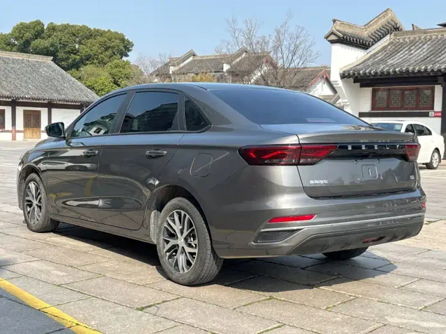 Geely Emgrand — Фото автомобиля 4