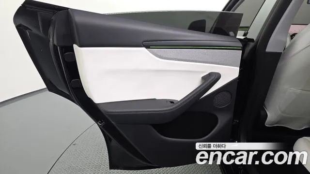 Tesla Model Y — Фото автомобиля 14