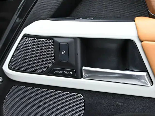 Land Rover Defender — Фото автомобиля 30