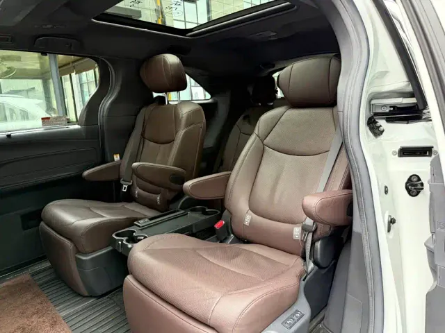 Toyota Sienna — Фото автомобиля 12
