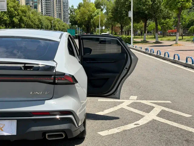 Changan Changan UNI-V 2024 1.5T Deluxe — Фото автомобиля 21