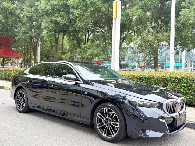 BMW 5 Series — Фото автомобиля 3