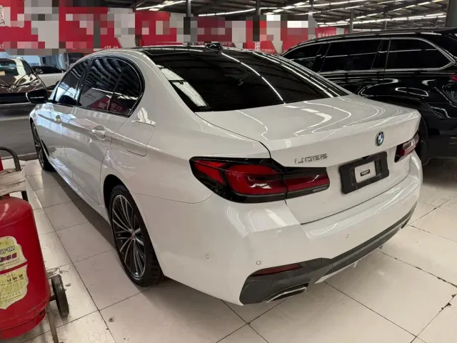 BMW 5 Series — Фото автомобиля 12