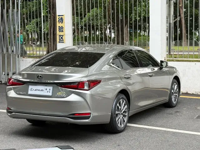 Lexus ES — Фото автомобиля 9