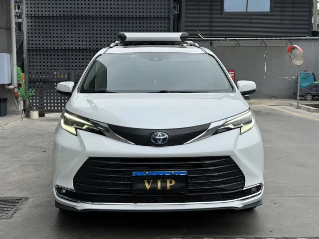 Toyota Sienna — Фото автомобиля 2