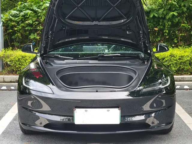 Tesla Model 3 — Фото автомобиля 5