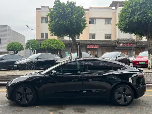 Tesla Model 3 — Фото автомобиля 4