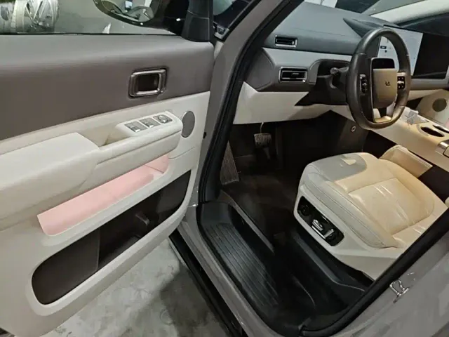 Li Auto MEGA — Фото автомобиля 15