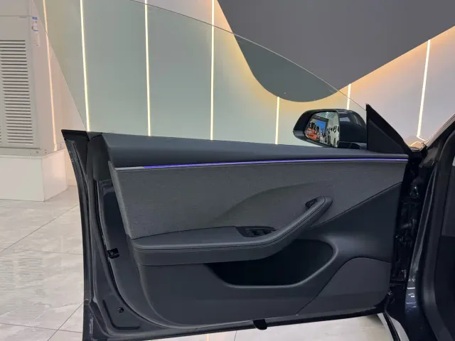 Tesla Model 3 — Фото автомобиля 12