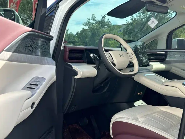 Xpeng X9 — Фото автомобиля 7
